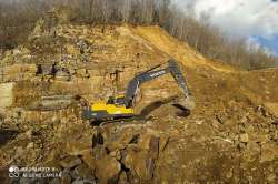 В Карпатах работает уникальный экскаватор