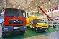 В Киеве представили уникальный кран и топливозаправщик