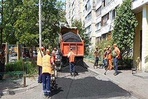 Коммунальщики заасфальтировали 800 кв. м дорог во дворах