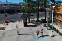 В США установили уличные фонари, заряжающиеся от шагов прохожих. Видео