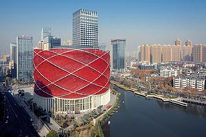 В Китае построили театр в форме «красного фонаря»