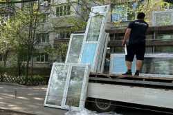 У Днiпрi встановлюють вiкна у постраждали внаслiдок ракетної атаки рф будинках