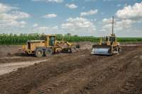 Техника Cat замечена на реконструкции автодороги Киев-Харьков