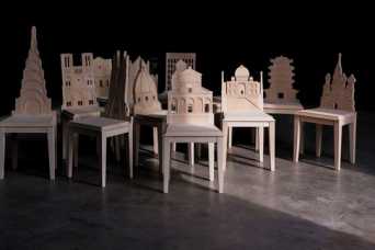 Стулья украсили архитектурными памятниками