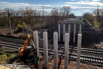 На шляхопроводi на дорозi М-30 розпочали бетонування опорних частин