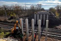 На шляхопроводi на дорозi М-30 розпочали бетонування опорних частин