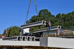 На важливому шляхопроводi бiля Тернополя стартував монтаж балок