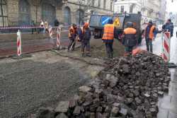 У Львовi лiквiдовують просiдання брукiвки