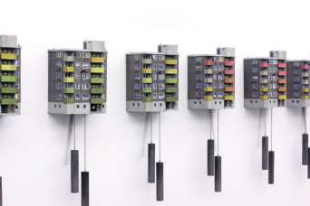 Бруталистские часы с кукушкой как символ упадка среднего класса