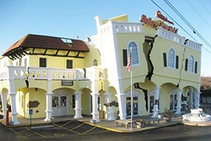 Фото дня - Дом, разорванный пополам