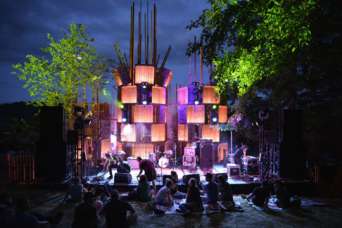 Фестивальную площадку построили из ящиков для яблок