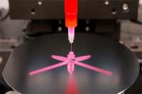 С помощью 4D-печати созданы «умные» материалы: одновременно мягкие и жесткие. Видео