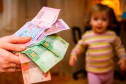 С 1 мая в Украине будут платить переселенцам из 8 областей: полный список