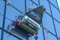 Создан робот для мойки небоскребов. Видео