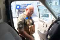 Полицейский пытается вывозить людей из Марьинки