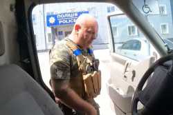 Полицейский пытается вывозить людей из Марьинки