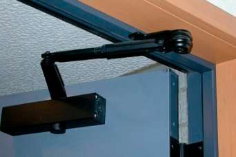 Как выбрать и самостоятельно установить доводчик для двери