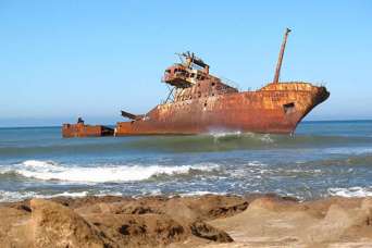 Архитектурные курьезы: затонувший корабль-отель на Берегу Скелетов. Фото