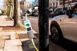 В Лондоне появилась улица, где от каждого фонаря можно зарядить электрокар