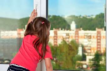 5 советов для родителей, как уберечь ребенка от падения из окна