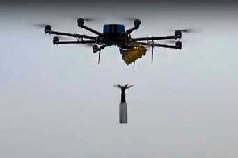 ЗСУ уничтожают бронетехнику русских с помощью переоборудованных квадрокоптеров. Видео