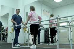 Две потерявшие ноги украинки смогли встать на протезы