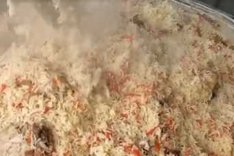 Этнические казахи греют жителей Бучи и кормят их пловом