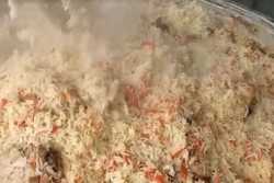 Этнические казахи греют жителей Бучи и кормят их пловом