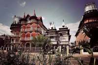 Курьезы: в Европе есть столица цыган-миллионеров с шикарными особняками и туалетами на улице