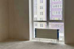 У Бучi розпочато монтаж огородження на покрiвлi в пошкодженому росiянами будинку