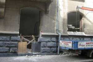 Во Львове в памятник архитектуры хотели вставить пластиковые двери