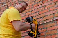 Аккумуляторный монтажный пистолет по бетону DeWALT DCN890N: работа