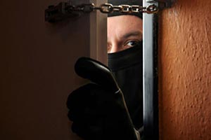 Родственник лишил пенсионерок-инвалидов единственного жилья