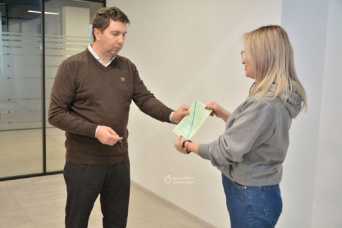 Полiцейська - мати трiйнят iз Днiпра отримала квартиру вiд мiста